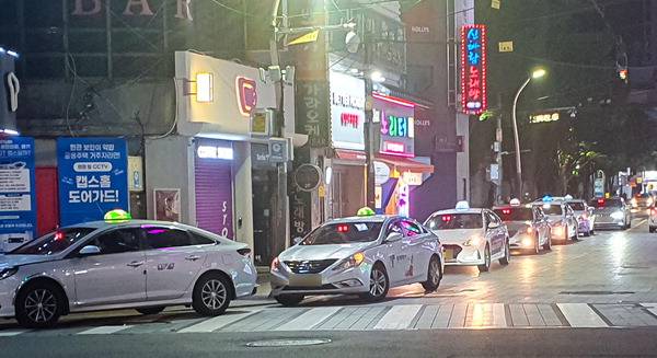 1일부터 부산 택시 기본요금(2㎞ 기준)이 3800원에서 4800원으로 1000원(26.3%) 올랐다. 인상 첫날 동래역 앞에서 택시들이 승객을 태우기 위해 줄지어 대기하고 있다.  조성우 기자