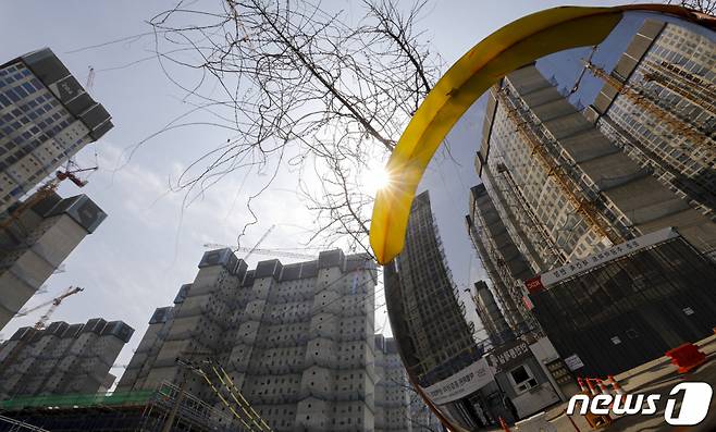 (서울=뉴스1) 김도우 기자 = 국토교통부와 주택도시공사(HUG)는 20일부터 중도금 대출 분양가 상한 기준 규정을 폐지한다. 고금리 여파로 분양시장 침체가 우려되는 상황에서 청약 제도가 현금 부자에게만 기회가 간다는 비판에 따른 조치다. 이번 조치는 기존 분양 단지에도 소급 적용된다. 분양가가 12~14억원인 서울 강동구 둔촌동 '올림픽파크 포레온'(둔촌주공) 전용면적 84㎡ 분양자도 대출을 받아 중도금을 낼 수 있게 된다. 사진은 이날 서울 강동구 올림픽파크 포레온(둔촌주공) 공사 현장. 2023.3.20/뉴스1 Copyright (C) 뉴스1. All rights reserved. 무단 전재 및 재배포 금지.