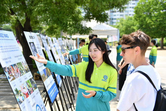 지난 5월 31일 ‘바다의 날’을 맞아 하나님의 교회 직장인청년봉사단 아세즈 와오(ASEZ WAO)가 서울 명동(위 사진)과 여의도 한강공원(아래), 대구 동성로에서 거리캠페인을 개최해 해양생태계 보호를 위한 시민들의 관심을 환기했다. 하나님의 교회 제공.
