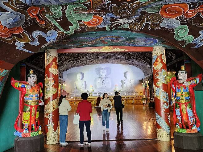 일붕사 대웅전 실내에 들어갔건만, 다시 사찰의 실외 풍경과 비슷한 정문과 수호신이 나온다.