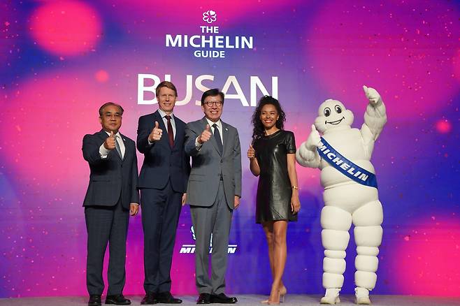1일 부산 해운대구 파크 하얏트 부산 호텔에서 진행된 미디어간담회에서 이정실(왼쪽부터) 부산관광공사 사장, 크리스 글레드힐 미쉐린 가이드 아시아·태평양 및 중동지역 세일즈 및 파트너십 부사장, 박형준 부산시장, 엘리자베스 부쉐-앙슬랑 미쉐린 가이드 커뮤니케이션 디렉터와 미쉐린의 캐릭터 비벤덤이 포즈를 취하고 있다. 김희량 기자