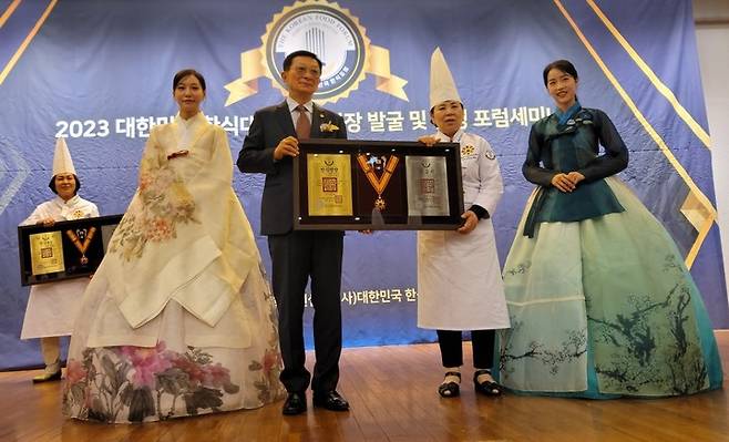 [광주=뉴시스] 구길용 기자 = 화순군은 1일 (사)대한민국한식포럼이 주관한 ‘2023년 대한민국 한식 대가·명장 선정식’에서 김영란 회원이 전통음식 분야 한식명장으로 선정됐다고 밝혔다. (사진=화순군 제공). 2023.06.01. kykoo1@newsis.com *재판매 및 DB 금지