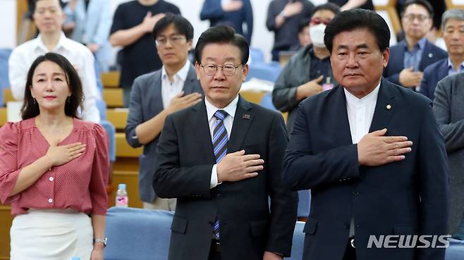 [서울=뉴시스] 추상철 기자 = 이재명 더불어민주당 대표가 1일 오전 서울 여의도 국회에서 열린 '후쿠시마 사고원전 오염수 방류 시도와 민생대책 방안 긴급간담회'에 참석해 국민의례를 하고 있다. 2023.06.01. scchoo@newsis.com