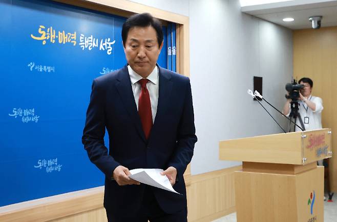 입장 발표 마친 서울시장     (서울=연합뉴스) 홍해인 기자 = 오세훈 서울시장이 31일 시청 브리핑실에서 이날 오전 북한이 주장하는 우주발사체 발사와 관련해 서울시가 발송한 '경계경보' 위급재난 문자 관련 입장을 밝힌 뒤 브리핑실을 나서고 있다. 2023.5.31     hihong@yna.co.kr (끝)   연합뉴스