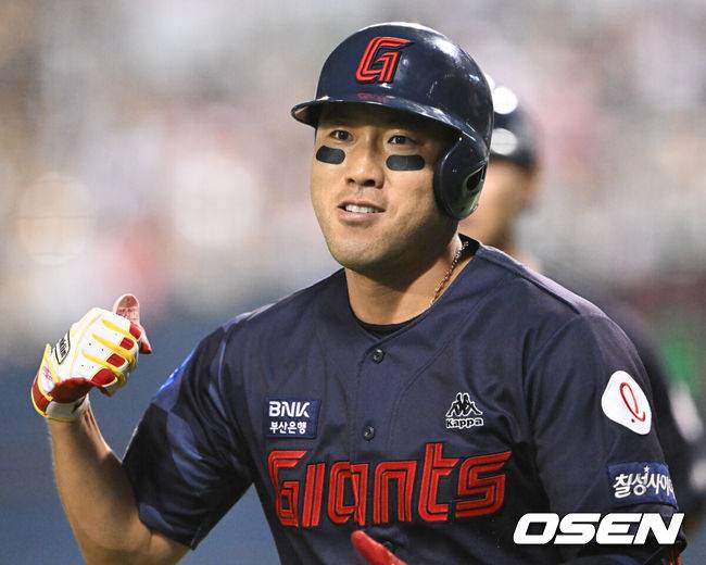 [OSEN=잠실, 최재현 기자] 31일 오후 서울 송파구 잠실야구장에서 2023 신한은행 SOL KBO리그 LG 트윈스와 롯데 자이언츠의 경기가 열렸다. 7회초 2사 3루  전준우가 2점홈런을 치고 베이스를 돌고 있다. 2023.05.31 /hyun309@osen.co.kr