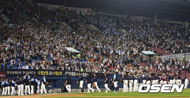 [OSEN=잠실, 최재현 기자] 롯데가 LG 상대로 전날 패배를 설욕했다.롯데는&nbsp;31일 서울 잠실구장에서 열린&nbsp;LG와의 경기에서 7-1로 승리했다. 경기가 끝난 뒤 롯데 선수들이 관객들에게 인사를 하고 있다. 2023.05.31 /hyun309@osen.co.kr