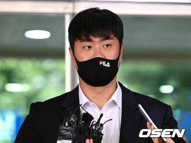 [OSEN=이대선 기자] 학창 시절 학교 폭력 혐의로 기소된 두산 베어스 이영하가 31일 오전 서울서부지방법원에서 선고 공판에 참석해 무죄를 선고 받았다.이영하가 인터뷰를 하고 있다. 2023.05.31 /sunday@osen.co.kr