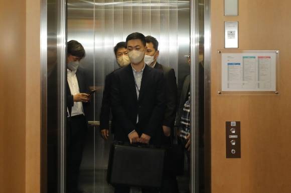 경찰, MBC 압수수색 시도 - 경찰이 한동훈 법무부 장관의 개인정보가 담긴 문건 유출 과정에 MBC 기자가 관여한 것으로 의심하고 해당 기자와 MBC, 국회사무처에 대한 압수수색에 나섰다. 경찰은 MBC 본사로 찾아왔지만 언론노조 등에 막혀 현관에서 대치 중이다. 사진은 30일 오후 서울 마포구 상암MBC에서 MBC 관계자와 경찰이 대화를 위해 이동하는 모습. 2023.05.30. 뉴시스