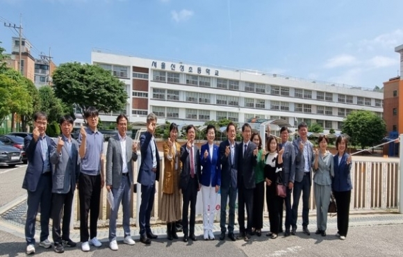 지난 31일 서울신성초등학교에서 진행된 챗GPT 활용 공개수업을 참관한 유정희 의원(왼쪽에서 여덟 번째)