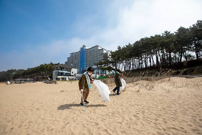 아일랜드 리솜은 환경의 날인 5일 꽃지해변에서 환경 정화활동인 ‘오션플로깅’ 행사를 개최한다. 사진은 지난해 행사 모습.