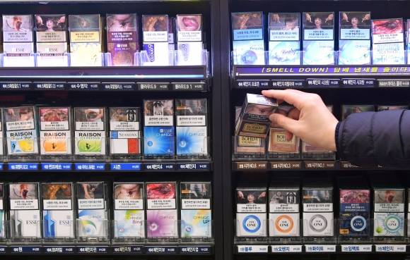 사진은 편의점 매대에 있는 담배들. 서울신문DB