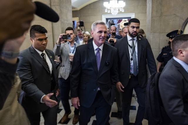 케빈 매카시(앞줄 가운데) 하원의장이 31일(현지 시간) 하원 투표를 앞두고 기자들에게 간략하게 브리핑한 뒤 자리를 떠나고 있다. EPA연합뉴스