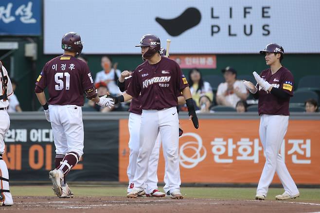 이정후가 31일 한화전에서 만루 홈런을 때리고 홈으로 들어오고 있다. 키움 구단 제공
