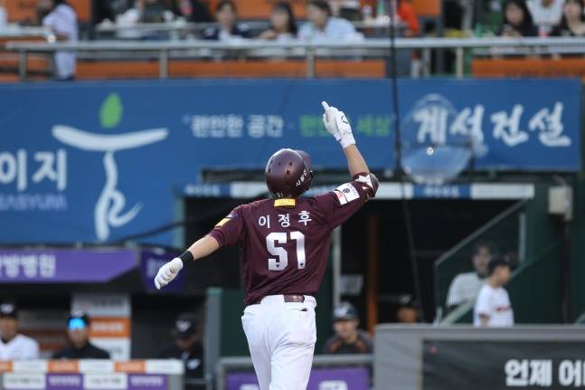 이정후가 31일 대전 한화전에서 장민재를 상대로 만루홈런을 치고 홈을 밟으며 세리머니를 하고 잇다. /사진=키움 히어로즈