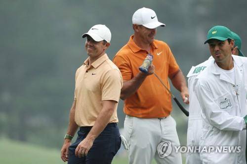 마스터스를 앞두고 함께 연습 라운드하는 매킬로이와 켑카. [AFP/게티이미지=연합뉴스]
