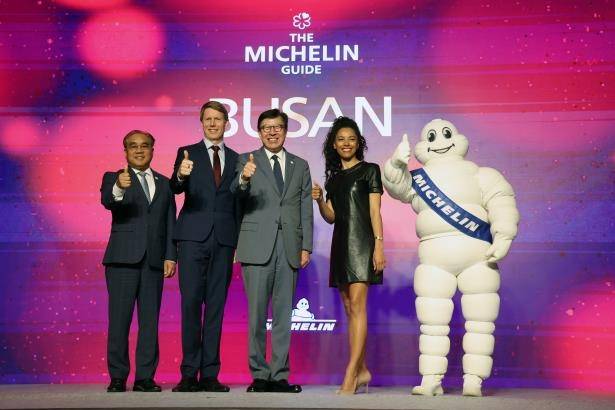 부산 미쉐린가이드 선정 축하 (부산=연합뉴스) 손형주 기자 = 1일 오후 부산 해운대구 파크하얏트에서 미쉐린가이드 간담회가 열리고 있다. 왼쪽부터 이정실 부산관광공사 사장, 크리스글래드힐 미쉐린가이드 아시아·중동 책임임원, 박형준 부산시장, 엘리자베스 부쉐-앙셀린 미쉐린가이드 커뮤니케이션 디렉터. 2023.6.1
