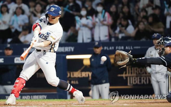 '공이 빨라' 손아섭 헛스윙 삼진 5월 31일 경남 창원NC파크에서 열린 '2023 신한은행 SOL KBO리그' 두산 베어스와 NC 다이노스의 경기. 3회 말 무사 주자가 없는 상황에서 NC 1번 타자 손아섭이 헛스윙 하고 있다. [연합뉴스 자료사진]