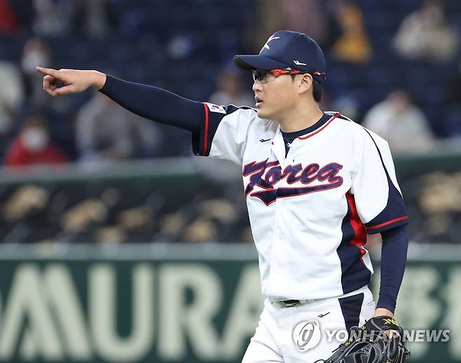 박세웅 손짓 (도쿄=연합뉴스) 이지은 기자 = 12일 오후 일본 도쿄돔에서 열린 2023 월드베이스볼클래식(WBC) B조 본선 1라운드 체코와 한국의 경기.  5회초 1사 2루 상황에서 체코 무지크를 상대하던 한국 박세웅이 주심을 향해 손가락을 뻗고 있다. 2023.3.12 jieunlee@yna.co.kr