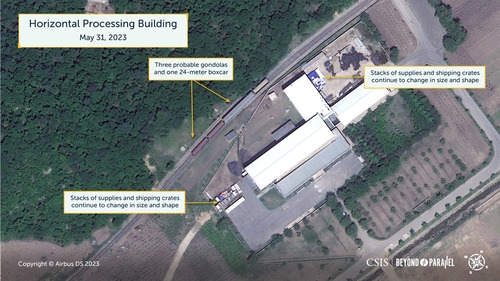 北 위성 발사 직후 동창리 서해위성발사장의 작업건물 모습 (서울=연합뉴스) 미국 전략국제문제연구소(CSIS) 산하 북한 전문 사이트 '분단을 넘어'는 5월31일 북한의 정찰위성 발사 직후 서해위성발사장 일대를 촬영한 위성사진 분석 결과를 발표했다. 사진은 주 발사장 인근의 작업동에서 로켓 등의 운반에 사용된 것으로 보이는 화물열차가 포착된 모습.  2023.6.1 [CSIS/Beyond Parallel/Airbus DS 제공. 국내에서만 사용 가능. 재배포-재판매 및 DB금지. For Use Only in the Republic of Korea. No Redistribution]