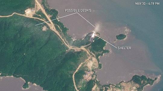 지난 달 31일 북한 평북 동창리 서해위성발사장의 새로운 발사대 위성 사진. 군사정찰위성 발사 직후 잔해로 추정되는 회색 구름이 포착 됐다.
NK뉴스