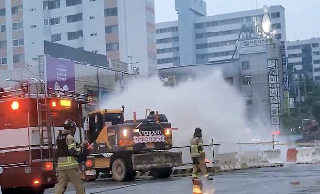 지난 1일 오후 광주 서구 금호동 도시철도 2호선 공사 현장에서 상수도관이 파열돼 물이 치솟는 모습. (사진=연합뉴스)