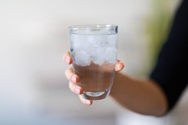 차갑게 식힌 물을 마시면 신체는 이 냉기를 완화하기 위해 더 많은 열을 만들어내려고 하고 이는 결국 칼로리 소모로 이어진다. [사진= 게티이미지뱅크]