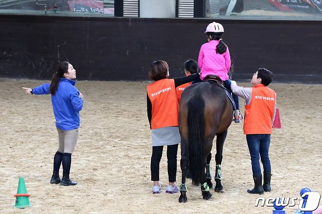 한국마사회 재활승마 강습 참여 장애인 지원 자원봉사자 모집(한국마사회 제공)