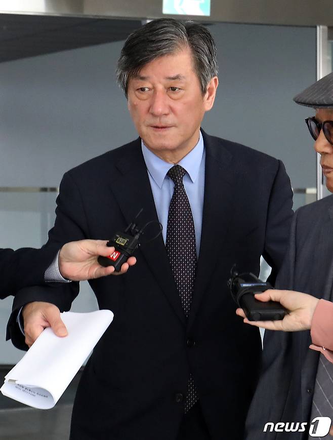 이용관 부산국제영화제(BIFF) 이사장이 2일 오후 부산 해운대구 영화의전당에서 혁신위원회 발족 등을 논의하는 이사회에 참석하기 위해 회의실로 이동하고 있다. 부산국제영화제는 지난달 불거진 내홍 사태에 이어 허문영 집행위원장에 대한 성폭력 의혹까지 제기되면서 올해 영화제 개최에 비상이 걸렸다. 2023.6.2/뉴스1 ⓒ News1 윤일지 기자