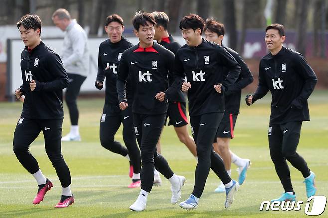 손흥민을 비롯한 대한민국 축구 국가대표팀 선수들이 27일 오후 경기도 파주 축구국가대표트레이닝센터(NFC)에서 우루과이전을 앞두고 훈련을 하고 있다. 2023.3.27/뉴스1 ⓒ News1 민경석 기자