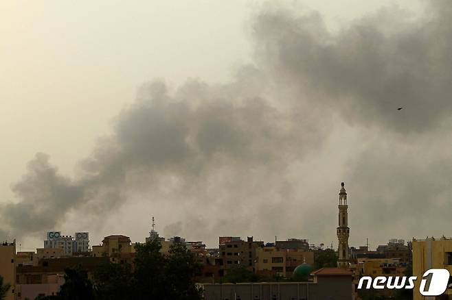 5월29일 수단 수도 하르툼에서 연기가 피어오르고 있다.ⓒ AFP=뉴스1