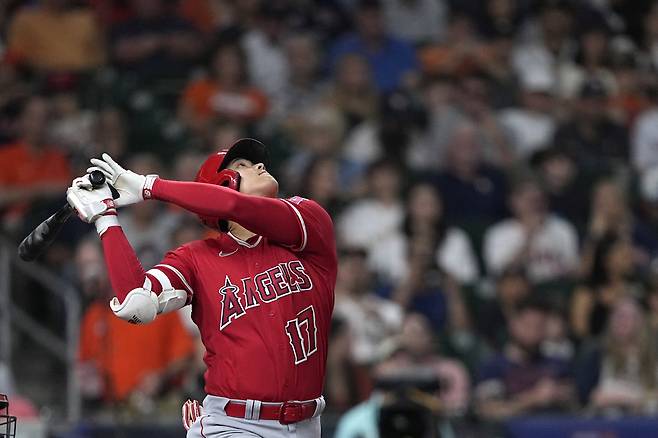 LA 에인절스 오타니 쇼헤이가 5회초 파울프라이를 친 뒤 타구를 쳐다보고 있다. AP연합뉴스