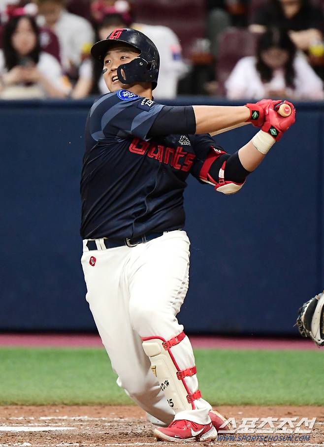 롯데 한동희가 안타를 치고 있다. 고척=정재근 기자 cjg@sportschosun.com/2023.5.27/