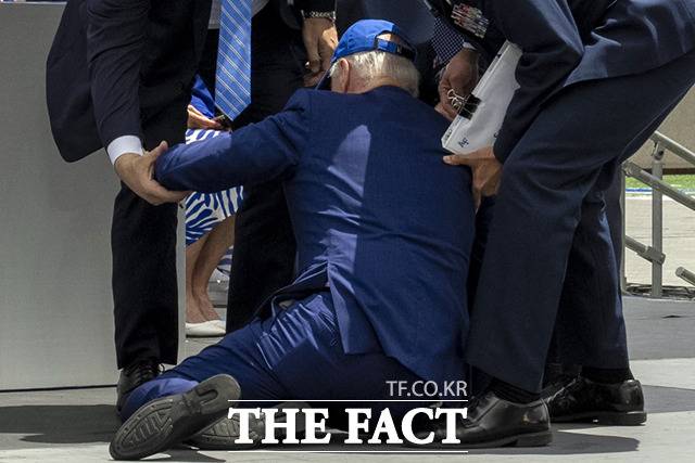 조 바이든 미국 대통령이 1일(현지시간) 콜로라도주 콜로라도스프링스의 미 공군사관학교 졸업식장에서 넘어져 경호원들의 부축을 받고 있다. /콜로라도스프링스=AP.뉴시스