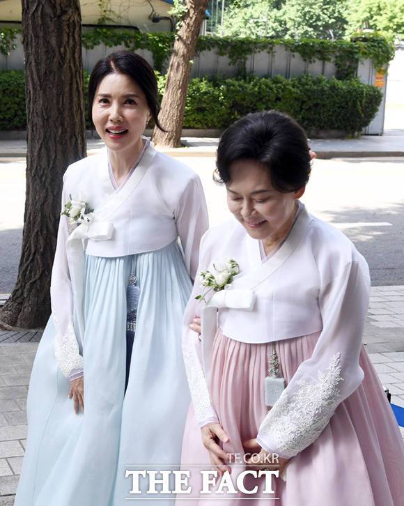 백지연 전 MBC 앵커(왼쪽)와 정몽원 HL그룹 회장 부인 홍인화 씨가 2일 오후 서울 종로구 종교교회에서 자녀들의 결혼식에 앞서 취재진에 인사하고 있다. /이새롬 기자