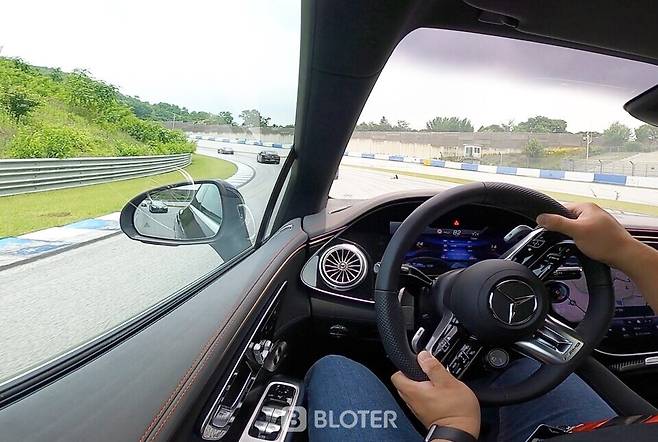 EQE AMG 차량으로 용인 스피드웨이 서킷 구간을 주행하는 모습 (사진=조재환 기자)