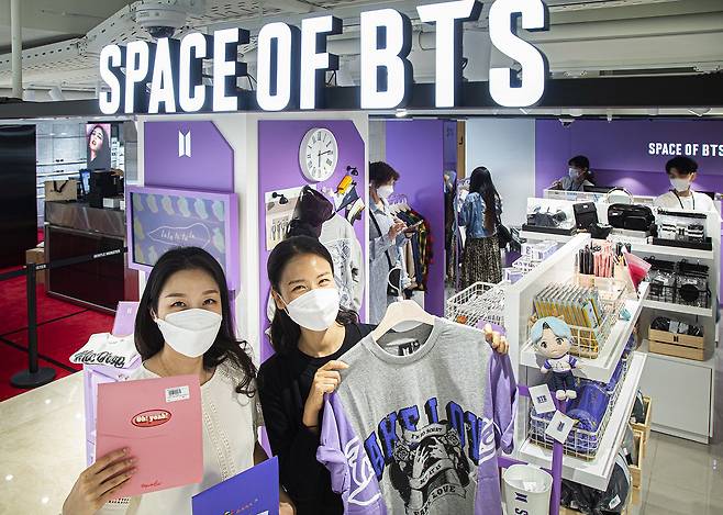신라면세점 서울점은 지난해 6월부터 운영한 BTS 공식 상품 스토어 ‘스페이스 오브 BTS’를 앞세우고 있다./신라면세점