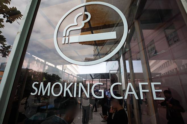'세계 금연의 날'인 5월 31일 서울시내 한 흡연구역에서 시민들이 흡연을 하고 있다. /뉴스1