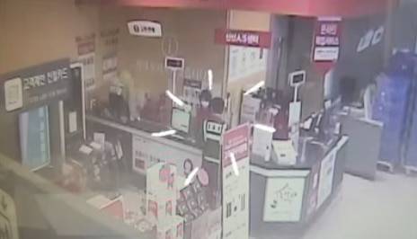 지난 3월 23일 강원 원주경찰서 치악지구대 소속 고탁민 경사가 마트에서 분유를 구매하고 있는 모습. /강원경찰청