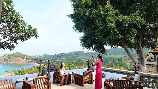 삐말라이 빌라촌에서 인생 샷을 담는 관광객들. 오른쪽 나무는 이 빌라촌의 수호목으로 귀한 대접을 받고 있다. 안영배 기자