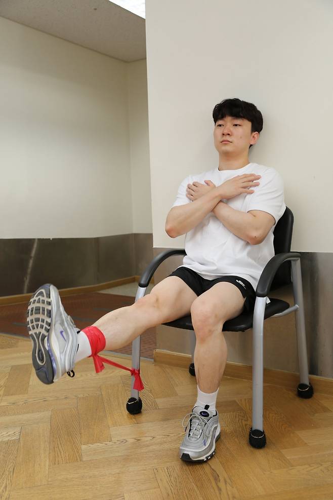 고무밴드를 활용하면 다양한 방식으로 근육 운동을 할 수 있다. 부드러운 밴드를 사용하면 노인이나 근감소증 환자도 운동이 가능하다. 의자 다리와 발목에 각각 밴드를 묶은 뒤 다리를 뻗어올리는 동작은 종아리 근육 강화에 도움이 된다.  중앙대병원 제공