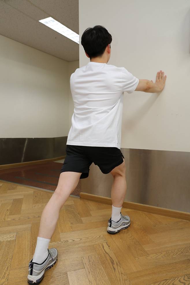 팔을 쭉 내민 상태에서 앞 무릎은 굽히고 뒷무릎은 팽팽히 편 채로 벽을 밀면 종아리 스트레칭이 된다. 근감소증 환자와 노인에게 좋다. 중앙대병원 제공