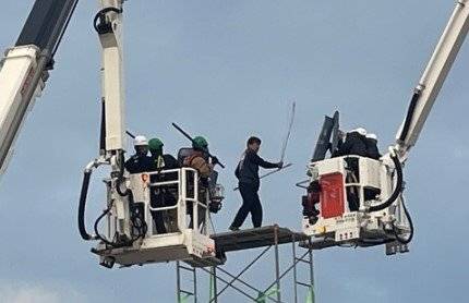 전남경찰청은 지난달 31일 전남 광양시 금호동 포스코 광양제철소 인근 도로에 높이 7ｍ 망루를 설치하는 등 불법집회를 벌인 한국노총 금속노련 관계자를 붙잡아 조사하고 있다고 밝혔다. 사진은 고공 농성 중인 조합원과 사다리차에 올라탄 경찰이 대치하는 모습. 전남경찰청