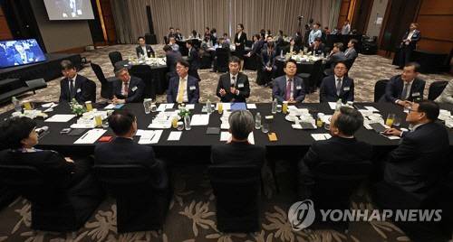 은행장들 만난 이복현 금감원장   이복현 금융감독원장이 24일 서울 여의도 콘래드 호텔에서 열린 연합인포맥스 창사 23주년 은행산업 발전을 위한 금감원장-은행장 간담회에서 발언하고 있다. [연합뉴스]