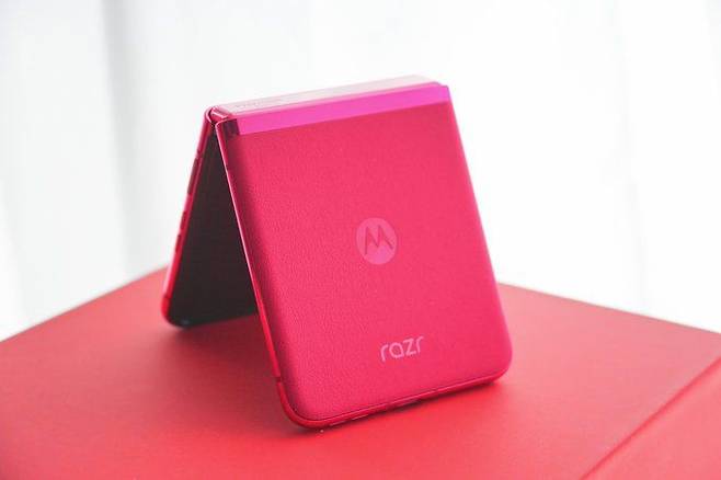 모토로라, 폴더블폰 '레이저40' 공개.. 갤럭시Z플