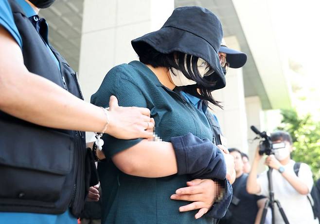 부산에서 또래 여대생을 살해하고 캐리어로 시신을 유기한 혐의를 받고 있는 정유정이 검찰에 송치됐다. / 파이낸셜뉴스