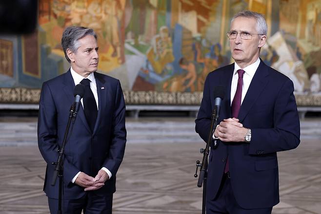 토니 블링컨 미 국무장관(왼쪽)과 옌스 스톨텐베르그 북대서양조약기구(NATO·나토) 사무총장이 1일(현지시각) 나토 외교장관회의가 열린 노르웨이 오슬로 시청에서 기자회견 하고 있다. 회의에서 나토는 우크라이나에 대한 추가 지원 방안과 방위비 지출 확대 등 오는 7월 열리는 정상회의 의제를 최종 조율한다. AP 연합뉴스
