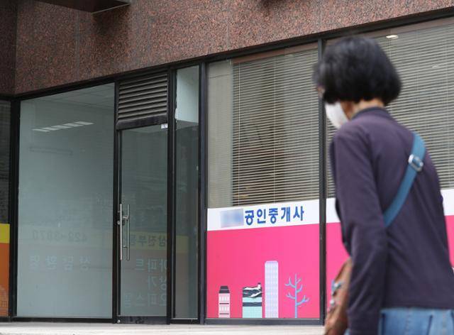 부동산 경기 침체와 전세사기, 역전세 여파로 비아파트 전세 거래량이 줄어들자 문을 닫는 공인중개사들이 늘고 있다. 한국공인중개사협회에 따르면 지난 1~4월 전국 공인중개사 사무소 휴·폐업 수는 5,321곳으로 전년 3,697곳 대비 크게 늘었다. 지난 1~4월 새로 문을 연 공인중개사는 4,969곳으로 문을 닫은 곳보다 352곳 적은 셈이다. 사진은 지난달 30일 서울의 한 상가 건물에 임대로 나온 옛 공인중개사 사무소 모습. 뉴스1