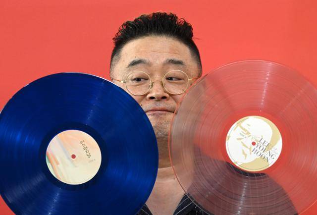 LP 전문 제작사 ‘제작소화수분’을 만든 최성철 아트버스터 대표를 지난달 23일 인천 서운단산로에 있는 사무실에서 만났다. 그는 2016년부터 LP 음반만 내왔다. LP판이 검정이라는 건 옛날 얘기. 그가 자신이 만든 다채로운 색의 판을 들고 있다. 인천=홍인기 기자