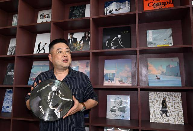 그가 10년간 낸 LP 앨범은 100여 장. 1년에 평균 10장씩 꾸준히 낸 셈이다. 최근엔 Mnet의 남성 댄서 경연 ‘스트릿 맨 파이터’ 앨범을 제작하기도 했다. 음질 훼손을 최소화한 마스터링 기술인 ‘프리즘 사운드’를 활용해 고음질을 자랑한다. 인천=홍인기 기자