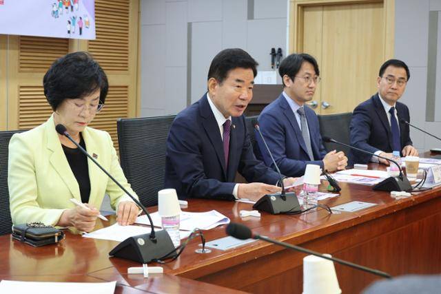 김진표(왼쪽 두 번째) 국회의장이 지난달 22일 국회에서 열린 선거제도개편 공론조사결과 공개토론회에서 발언하고 있다. 국회사진기자단